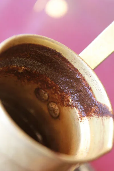 Cypr | Przepis na kawę z tygielka jest prosty, ale wymaga od przygotowującego chwili skupienia