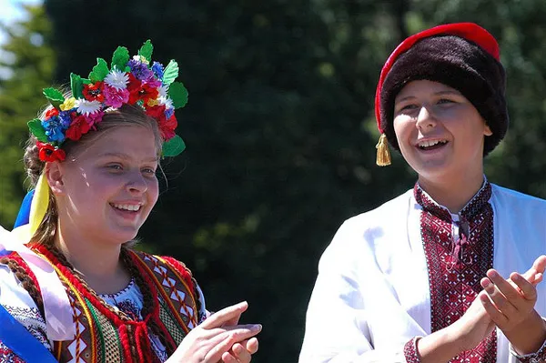 Ukraina | Młodzi mieszkańcy Ukrainy w tradycyjnych strojach Ukraina | Młodzi mieszkańcy Ukrainy w tradycyjnych strojach