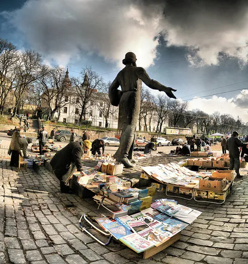 Ukraina - Lwów | Uliczny antykwariat Ukraina - Lwów | Uliczny antykwariat