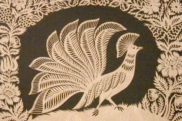 Ukraina | Ażurowe albo sylwetkowe kompozycje wycinane są z białego lub kolorowego papieru Ukraina | Ażurowe albo sylwetkowe kompozycje wycinane są z białego lub kolorowego papieru