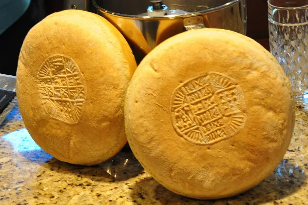 Ukraina | Specjalny, poświęcony w cerkwi chlebek - prosfora, zamiast opłatka Ukraina | Specjalny, poświęcony w cerkwi chlebek - prosfora, zamiast opłatka