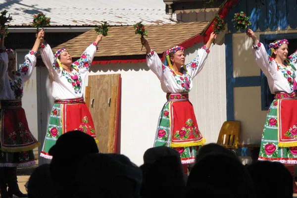 Ukraina | Ukraińskie tancerki w koszulach zdobionych motywem kwiatowym Ukraina | Ukraińskie tancerki w koszulach zdobionych motywem kwiatowym