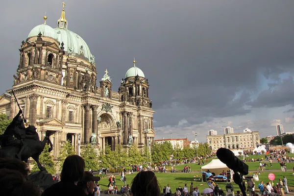 Berlin | Trawnik przed Berliner Dom Berlin | Trawnik przed Berliner Dom