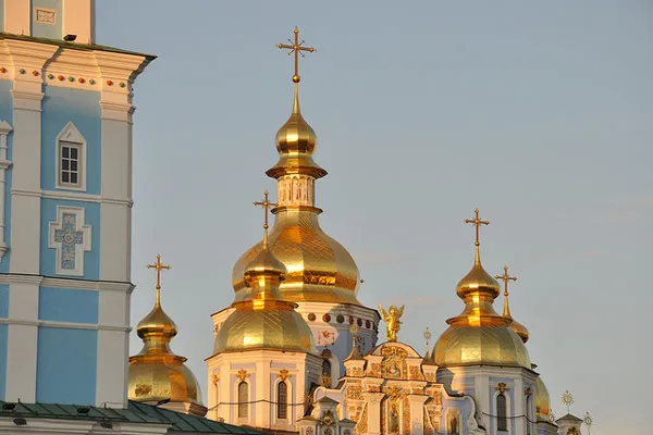 Ukraina | Refleksy zachodzącego słońca na złotych kopułach cerkwi – niezapomniane wspomnienia z Kijowa Ukraina | Refleksy zachodzącego słońca na złotych kopułach cerkwi – niezapomniane wspomnienia z Kijowa