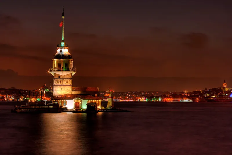 Turcja | Przepięknie podświetlona Wieża Leandra, Stambuł