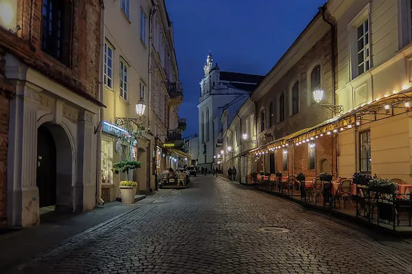 Urokliwe zakątki Wilna po zachodzie słońca Urokliwe zakątki Wilna po zachodzie słońca