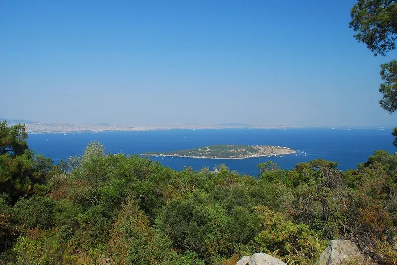 Turcja | Na Wyspy Książęce można dotrzeć promami odpływającymi z przystani Kabataş oraz z Bostancı i Kartal