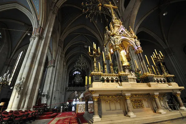 Chorwacja | Wnętrze katedry z Zagrzebiu Chorwacja | Wnętrze katedry z Zagrzebiu