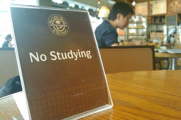 Singapur | W singapurskich restauracjach uczniowie nagminnie odrabiają prace domowe