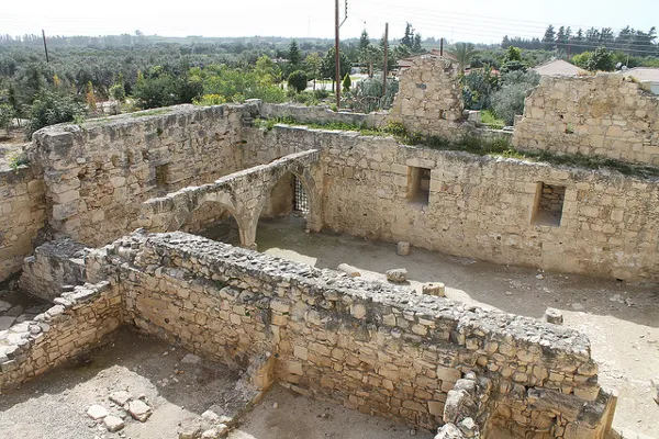 Cypr | Na terenie zamku znajdowały się również stajnie, pomieszczenia magazynowe oraz rafineria trzciny cukrowej Cypr | Na terenie zamku znajdowały się również stajnie, pomieszczenia magazynowe oraz rafineria trzciny cukrowej