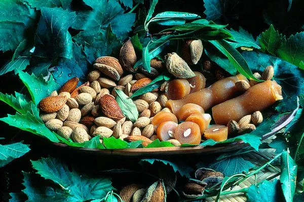 Cypr | Zivania świetnie kompunuje się z bakaliami oraz tradycyjnymi, cypryskimi słodyczami Cypr | Zivania świetnie kompunuje się z bakaliami oraz tradycyjnymi, cypryskimi słodyczami