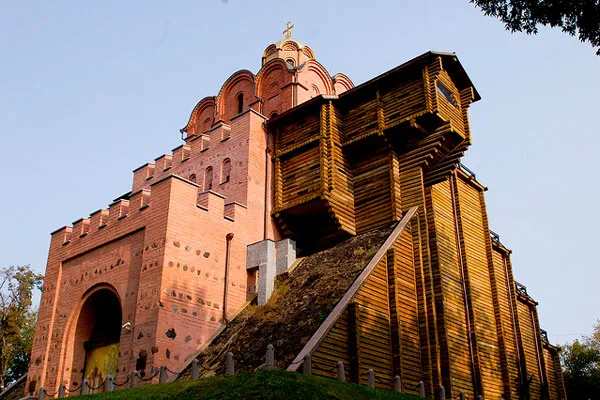Ukraina | Złota brama w Kijowie jest rekonstrukcją średniowiecznej bramy wjazdowej do grodu Jarosława I Mądrego (978 – 1054) Ukraina | Złota brama w Kijowie jest rekonstrukcją średniowiecznej bramy wjazdowej do grodu Jarosława I Mądrego (978 – 1054)