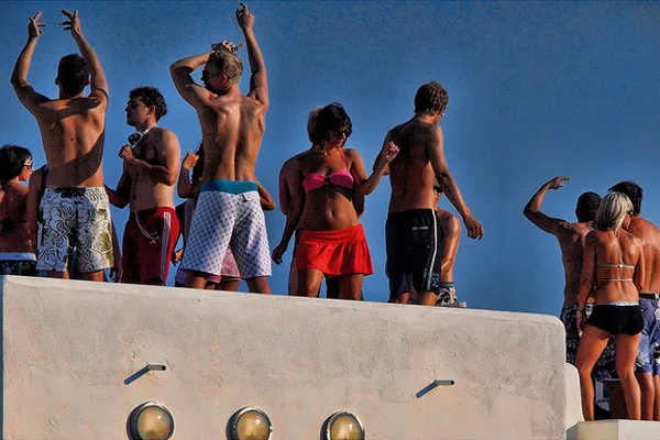 Chorwacja | Zrce znana jest także ze swoich całodobowych barów i dyskotek Chorwacja | Zrce znana jest także ze swoich całodobowych barów i dyskotek